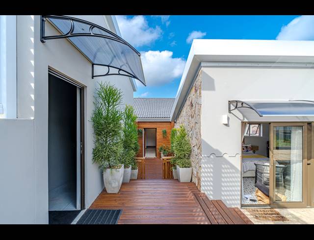 4 BEDROOM FREESTANDING FOR SALE IN SALT ROCK